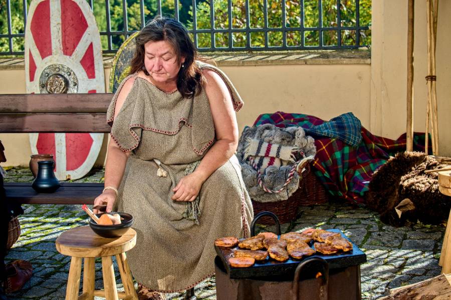 Samhain na zámku Nižbor. Zdroj: Ústav archeologické památkové péče středních Čech, zámek Nižbor