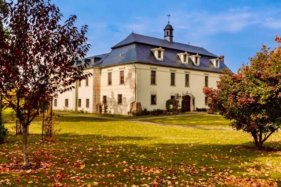 Zámkem s číší vína. Zdroj: Zámecký resort Štáblovice