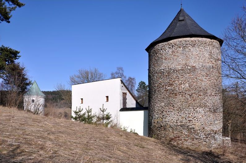 Věž Prachárna, v pozadí Šlikova věž. Foto: Petr Fabian. Zdroj: <a href="http://www.hrady-zriceniny.cz">Hrady-zříceniny.cz</a>
