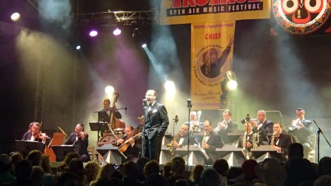 Trutnov Open Air Music Festival 2012 - Ondřej Havelka a jeho Melody Makers. Zdroj foto: https://commons.wikimedia.org / Nazgul03/ CC BY-SA 2.00; upravena velikost