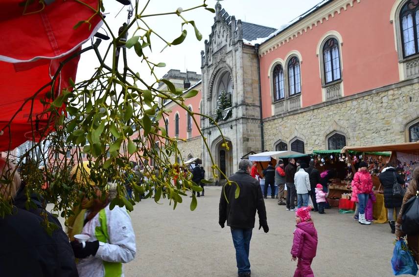 Adventní trhy na zámku Sychrov. Zdroj: Národní památkový ústav