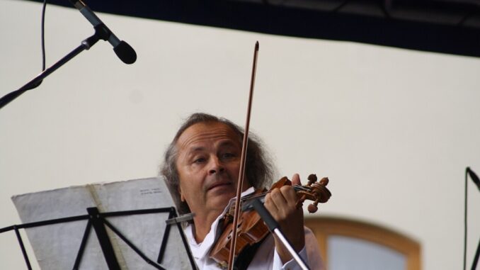 Václav Hudeček s houslemi. Zdroj foto: https://commons.wikimedia.org/ Jiří Sedláček - Frettie/ CC BY-SA 3.00; upravena velikost