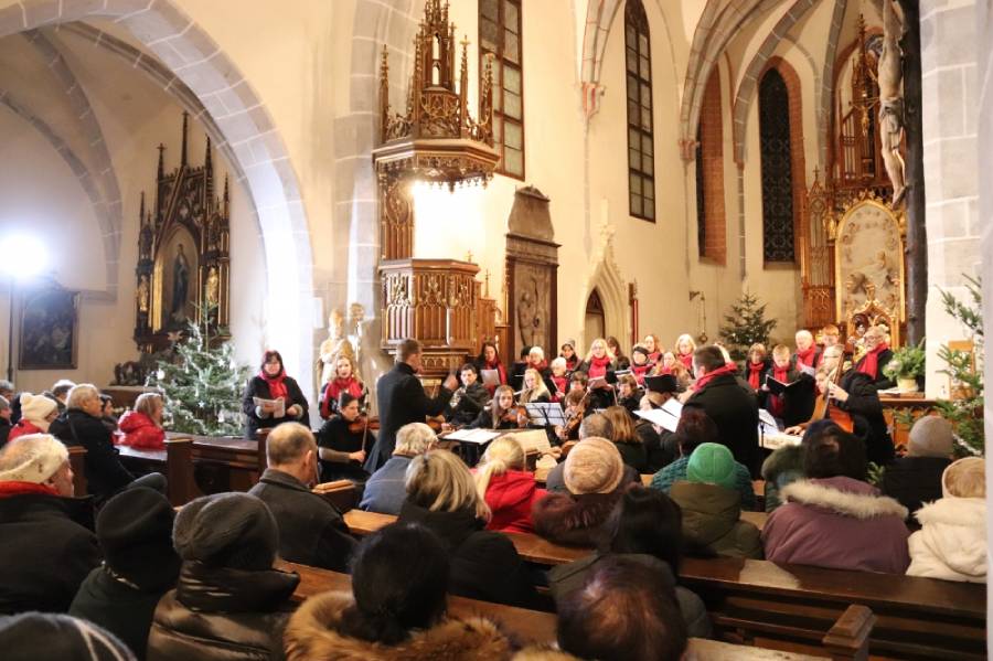 Česká mše vánoční Jakuba Jana Ryby v podání sboru Canto nepomucenum s hosty. Foto Pavel Motejzík. Zdroj: Město Nepomuk