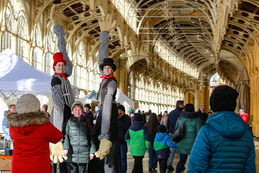 Zimní jarmark na lázeňské kolonádě v Mariánských Lázních