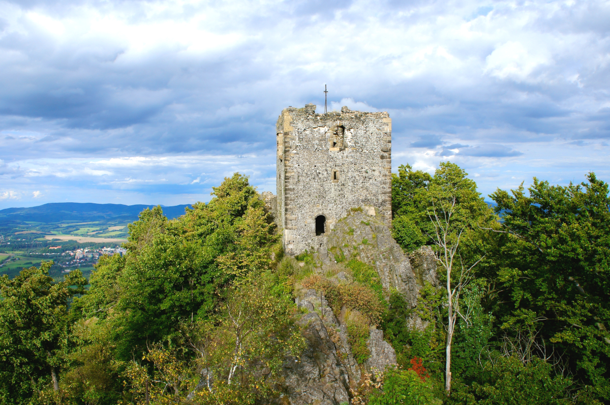 Hrad Ralsko. Zdroj: Wikipedie. Žváček. CC-BX-2.5