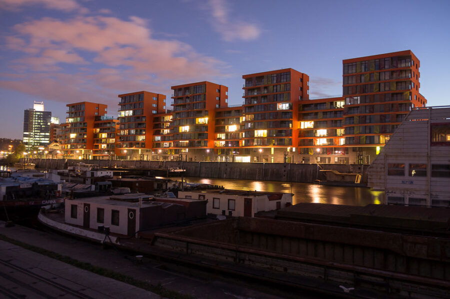 Pohled z Holešovického přístavu na bytový soubor Prague Marina