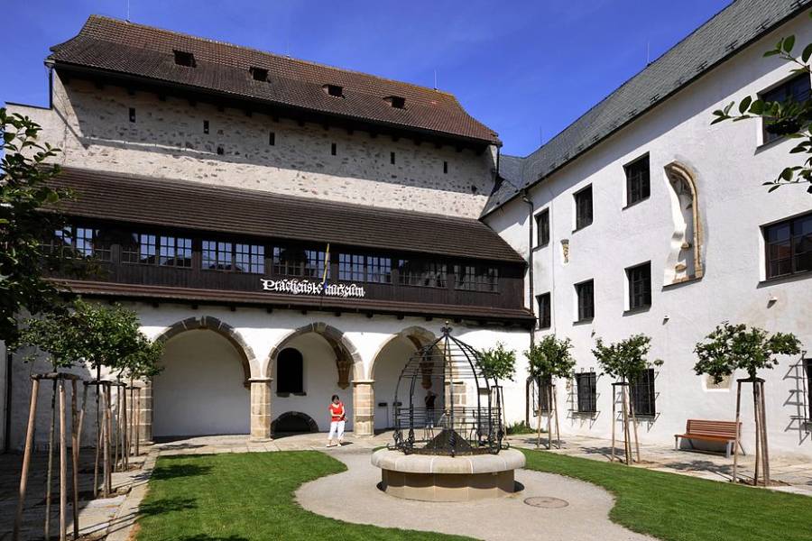 Nádvoří píseckého hradu. Foto: MONUDET, CC BY-SA 4.0. Zdroj: Wikimedia Commons