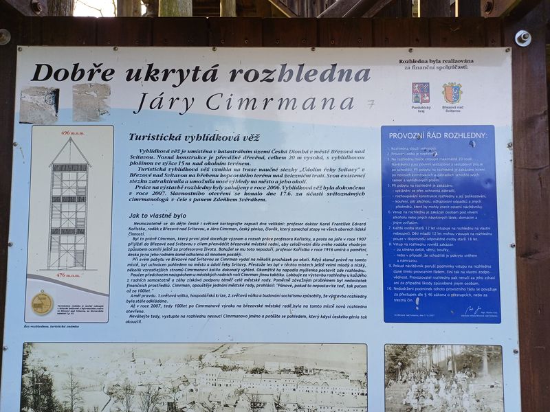 Informační tabule u Dobře ukryté rozhledny Járy Cimrmana u města Březová nad Svitavou. Foto: Anna Petruželková
