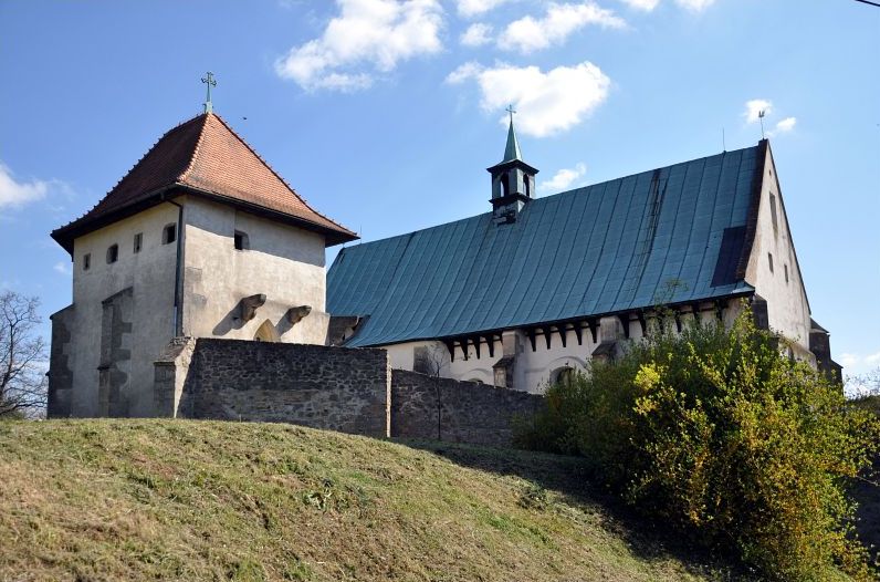 Opevněný kostel sv. Jana Křtitele v Kurdějově. Foto: Petr Fabian. Zdroj: <a href="http://www.hrady-zriceniny.cz">Hrady-zříceniny.cz</a>
