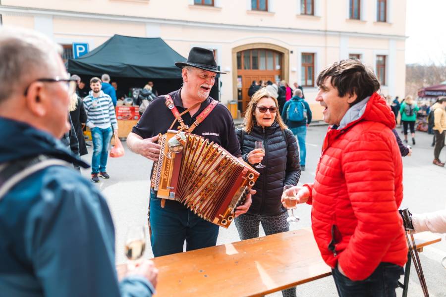 Víno a zpěv. Zdroj: Město Hustopeče