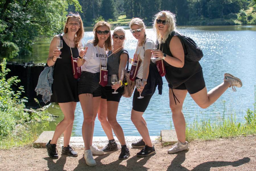 Pěší túry malebnou krajinou s ochutnávkami na zastávkách. Zdroj: Táborský festival vína z.s.