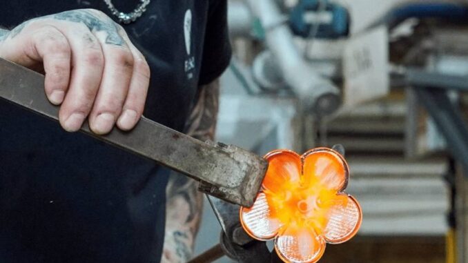 Květinové MDŽ ve sklárně Rückl. Zdroj: Sklárna Rückl