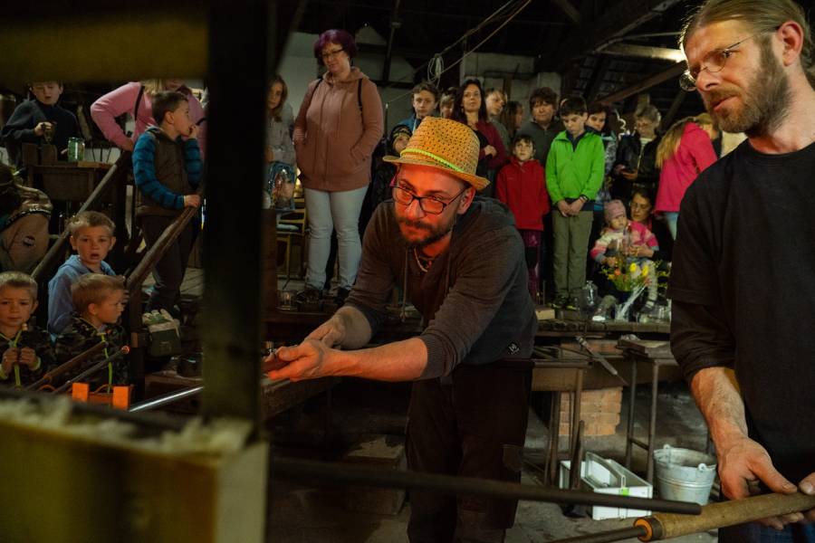 Živá výroba skla před zraky návštěvníků. Zdroj: Huť Jakub Tasice