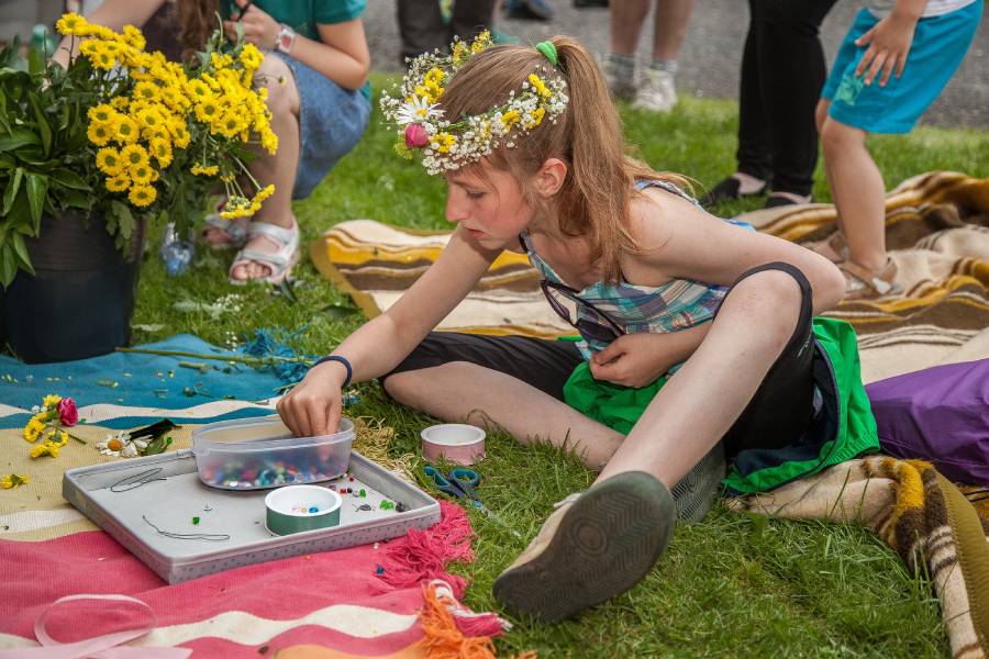 Výtvarná dílna na Festivalu Karoliny Světlé 2024. Autor: Matyáš Gál. Zdroj: Foto: Archiv Stopy v krajině