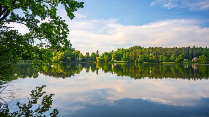 Hamerské jezero. Zdroj: Shutterstock.com/2445816967/Pyty