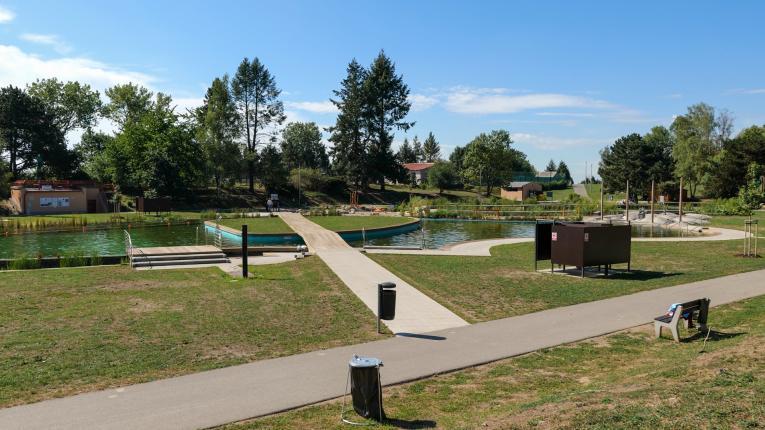 Přírodní koupací biotop Kosmonosy: Zelená oáza pro všechny generace. Zdroj: www.kosmonosy.cz