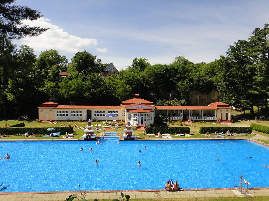 Koupaliště Mšeno skýtá fajn koupání ve Středočeském kraji. Je to Art deco perla s ledovou vodou. Zdroj: Magdon • CC BY-SA 4.0