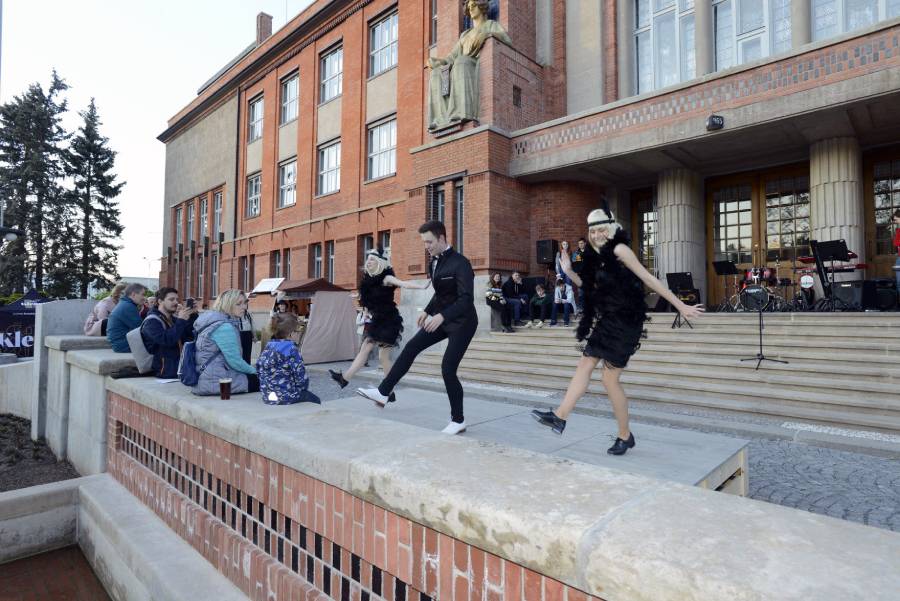 Program před muzeem. Zdroj: Muzeum východních Čech v Hradci Králové 
