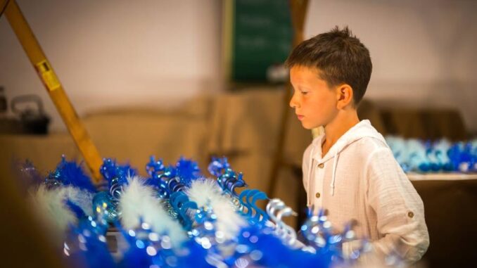 Zažijte nezapomenutelný začátek prázdnin. Festival labutí ve sklárně Koulier vás zavede do třpytivého světa skla a labutí elegance. Zdroj: Řemeslná vánoční sklárna Koulier