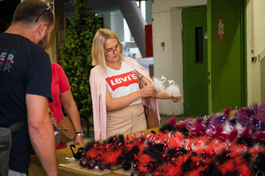 Festival labutí ve sklárně Koulier na Oflendě. Zdroj: Řemeslná vánoční sklárna Koulier