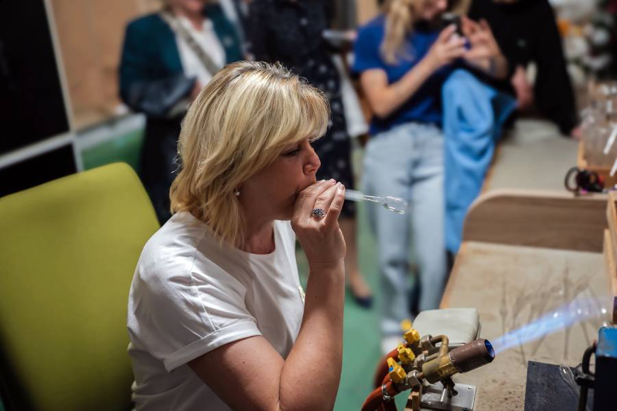 Sklárnu svou návštěvou poctila i první dáma Eva Pavlová. Zdroj: Řemeslná vánoční sklárna Koulier