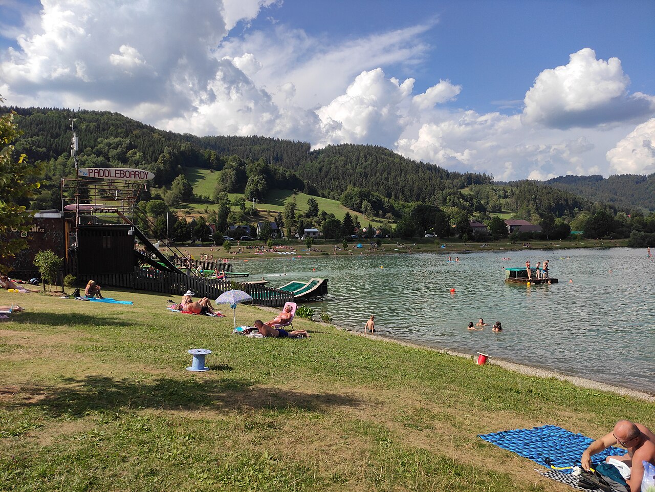 Přírodní koupaliště Na Stanoch – Valašský Balaton. Zdroj: Wikipedie,Fry72 , Karel FRYDRÝŠEK • CC BY-SA 4.0