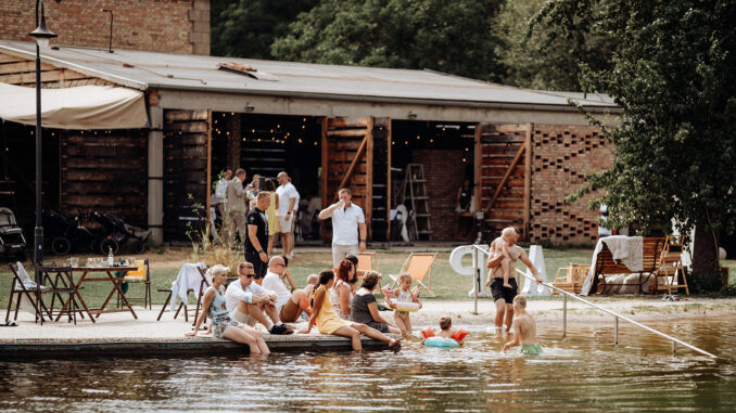 Přírodní koupací biotop v Honěticích: Bezbariérový přístup k vodním radovánkám. Zdroj: Dvůr Honětice.
