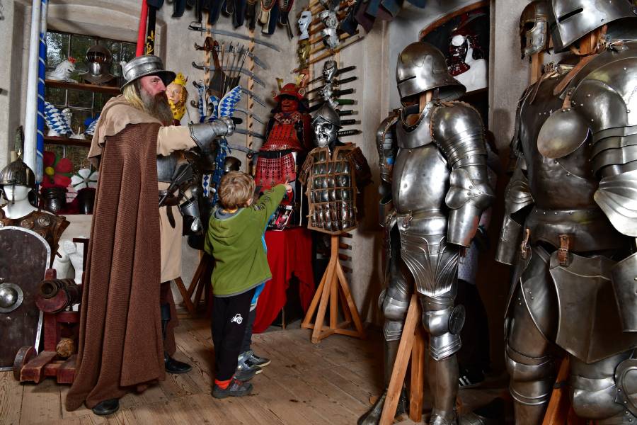 S Janem Žižkou ve zbrojnici. Zdroj: A.R.G.O.