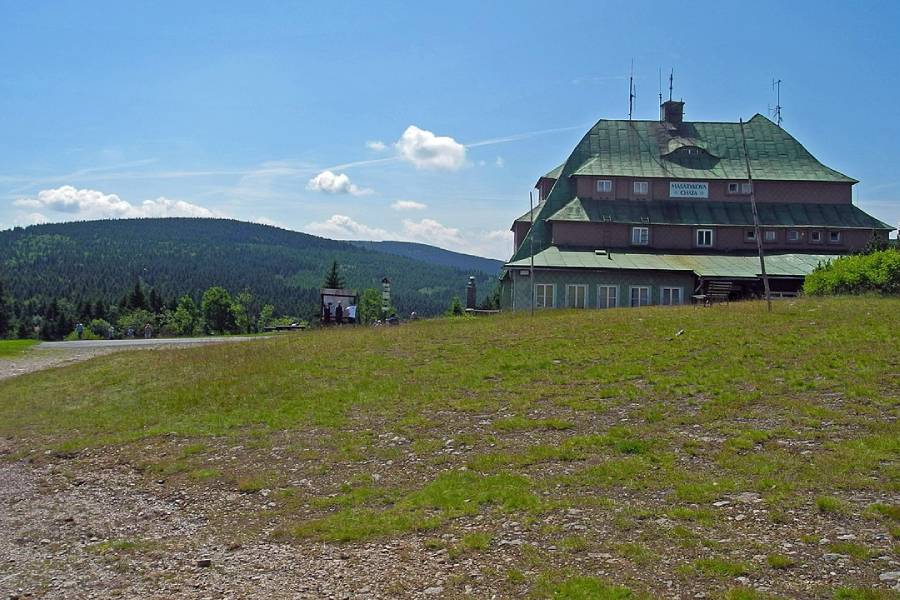 Masarykova chata na Šerlichu (1027 m, Šerlich) v Orlických horách. Autor: SchiDD, CC BY-SA 4.0, Wikimedia Commons