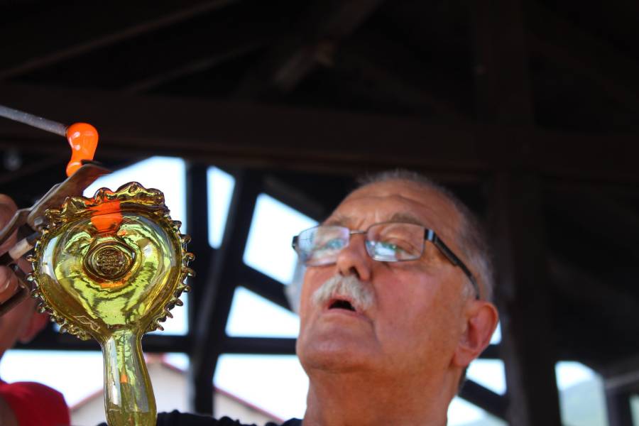 Svátky skla v Deštném: Tavení dřevem. Zdroj: Muzeum zimních sportů, turistiky a řemesel