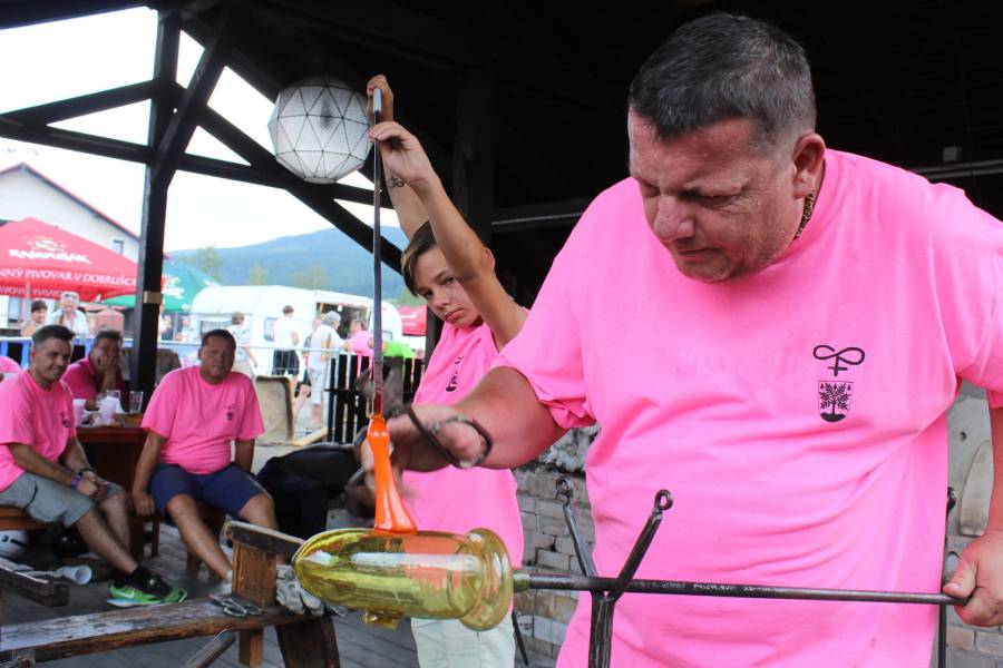 Svátky skla v Deštném: Tavení dřevem. Zdroj: Muzeum zimních sportů, turistiky a řemesel