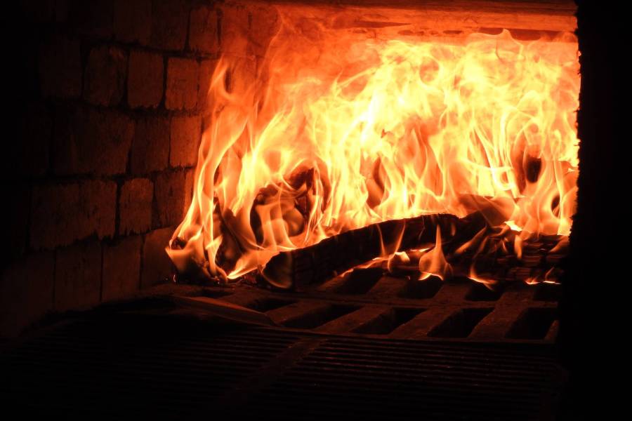 Svátky skla v Deštném: Tavení dřevem. Zdroj: Muzeum zimních sportů, turistiky a řemesel