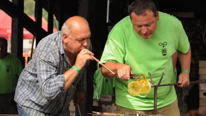 Svátky skla v Deštném: Tavení dřevem. Zdroj: Muzeum zimních sportů, turistiky a řemesel