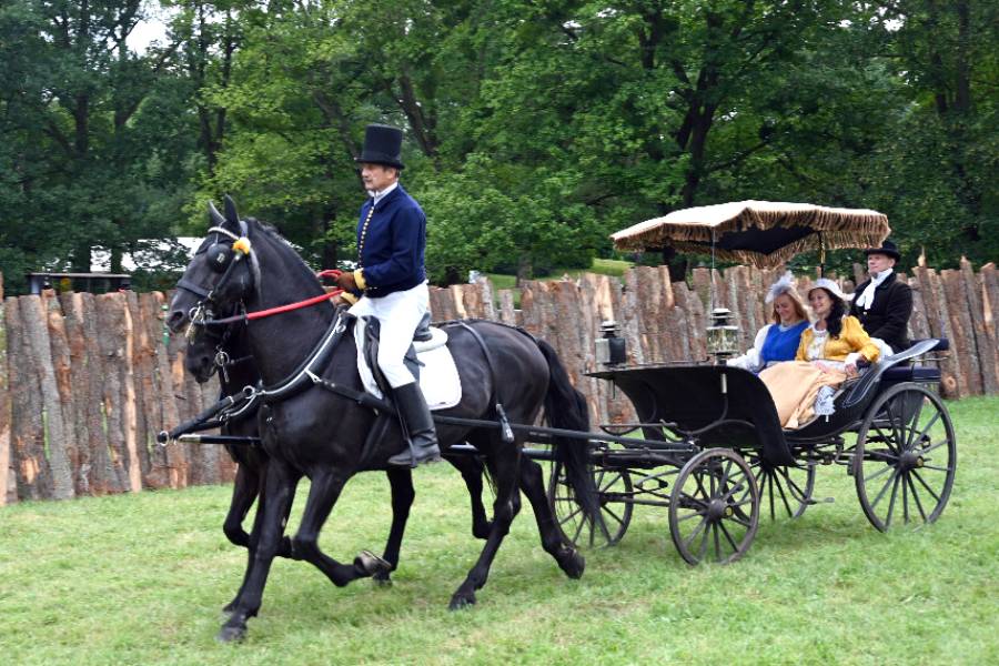 Akce se zaměřuje na kočáry a koňské povozy, ale zároveň prezentuje i další řemesla a umění s nimi spojená. Zdroj: Historické kočáry