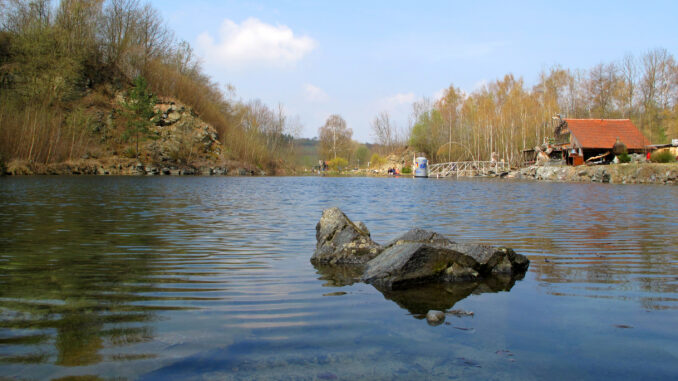 Zatopený lom Starý Klíčov. Zdroj: Shutterstock.com/456979393/Peteri