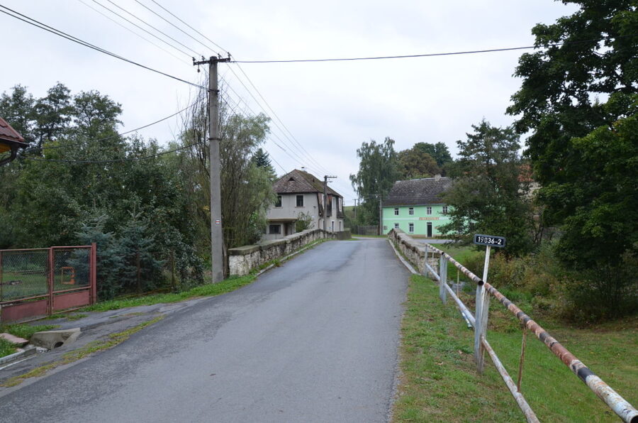 Barokní most v Dolním Kramolíně.