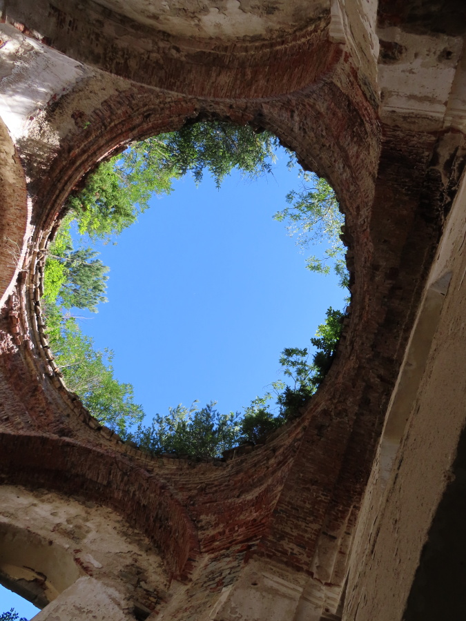 Zřícenina kaple sv. Jana Nepomuckého u Týnce. Foto: Pavla Košík Jelínková