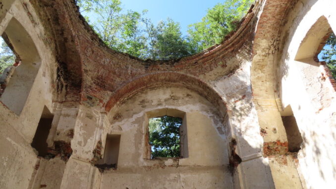 Zřícenina kaple sv. Jana Nepomuckého u Týnce. Foto: Pavla Košík Jelínková