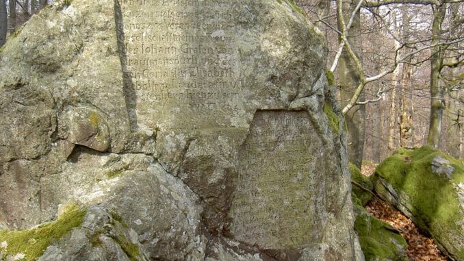 Nápisy na Kotzových kamenech. Autor: Allexkoch, licence CC BY-SA 4.0. Zdroj: Creative Commons