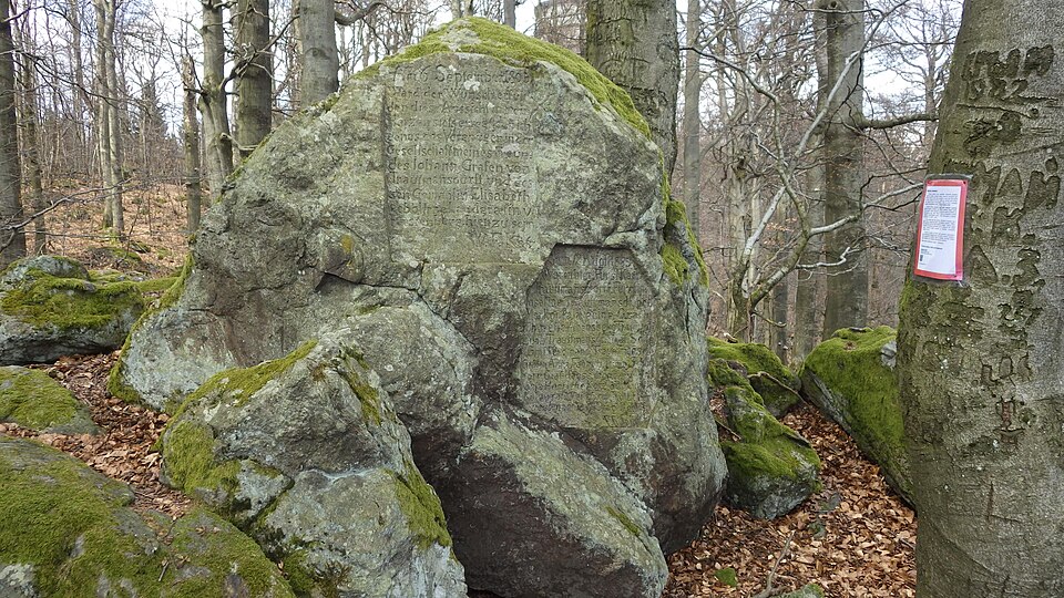 Nápisy na Kotzových kamenech. Autor: Allexkoch, licence CC BY-SA 4.0. Zdroj: <a href="https://commons.wikimedia.org/wiki/File:VelkyZvonInschriften_11.jpg?uselang=cs">Creative Commons</a>