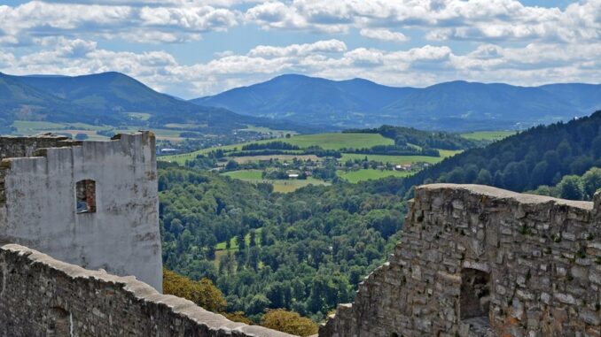 Výhled do okolí ze zříceniny hradu Hukvaldy. Zdroj: TIC Hukvaldy