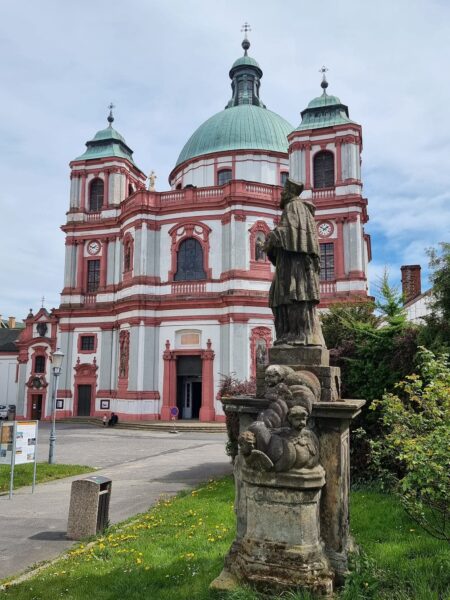 bazilika sv. Vavřince a sv. Zdislavy. 