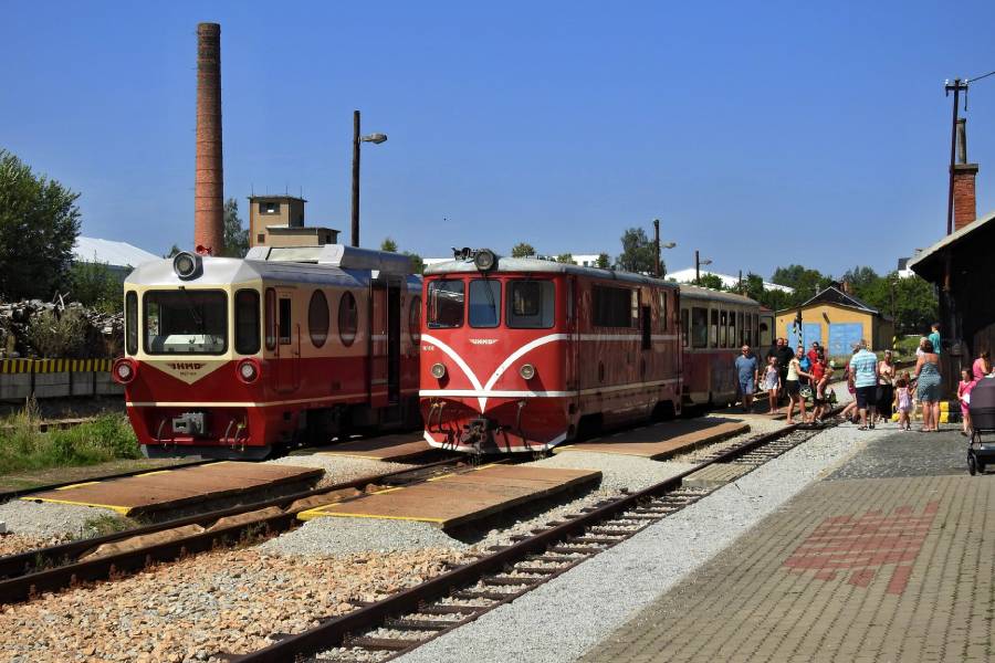 T47 018 a M27 004 Štěpánka v Kamenici nad Lipou na trati úzkokolejky JHMD Jindřichův Hradec - Obrataň (léto 2020). Zdroj: Jindřichohradecké místní dráhy, a.s.