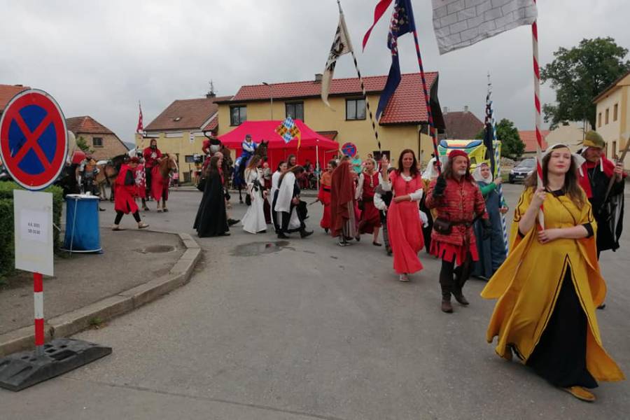 Historický průvod na Tetíně. Zdroj: Obec Tetín
