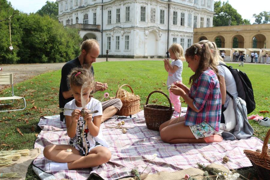 Makové slavnosti na zámku Ploskovice. Zdroj: Café Páv