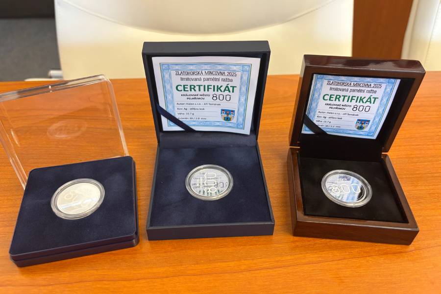 Tři varianty pamětní mince. Zdroj: Radnice Pelhřimov