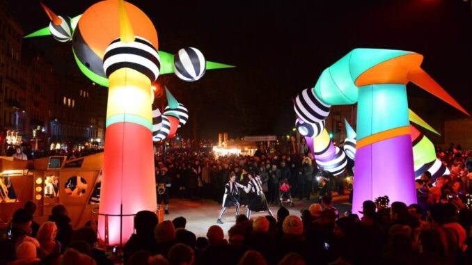 „Plzeň v záři“ a s ní i světelná, interaktivní show s nafukovacími loutkami. Zdroj: Město Plzeň