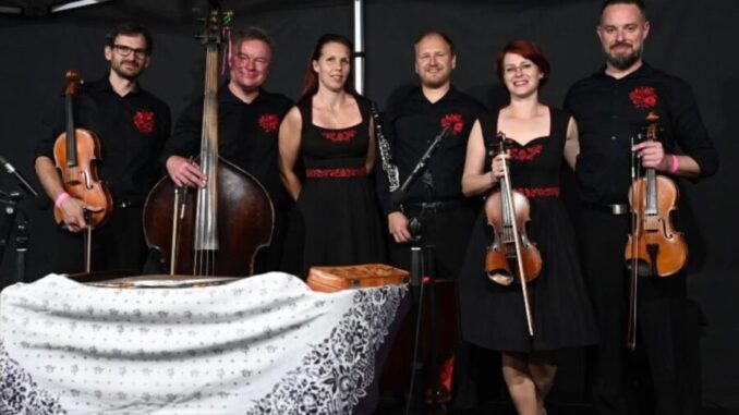 Zdroj: Cimbálová muzika Pecka