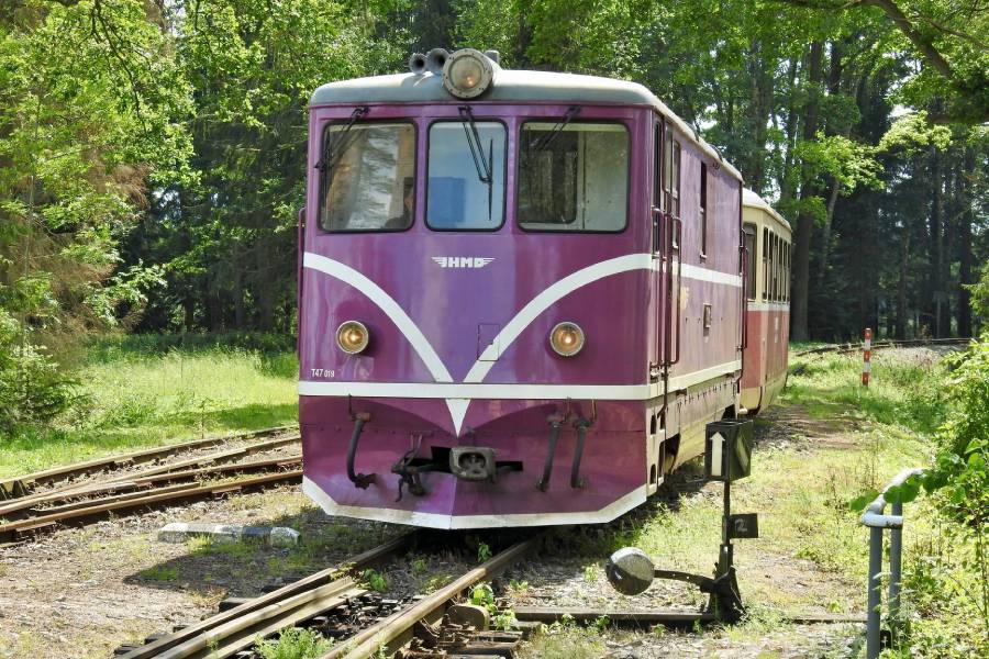 Příjezd vlaku s T47 019 do Lovětína. Na trati úzkokolejky JHMD Jindřichův Hradec - Obrataň (červen 2020). Zdroj: Jindřichohradecké místní dráhy, a.s.