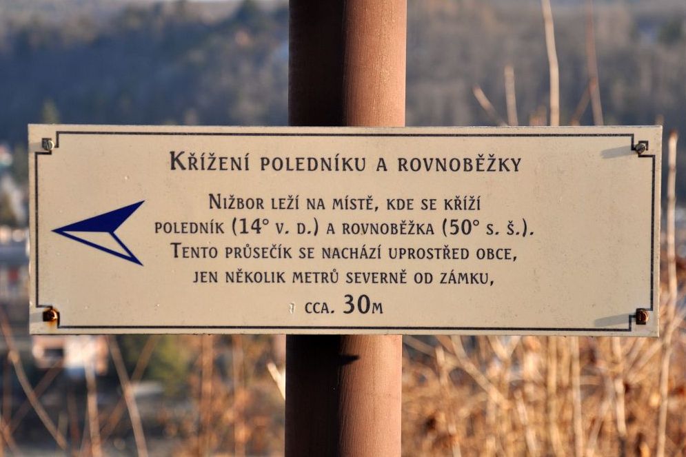 Geodetický bod v Nižboru. Foto: Petr Fabian. Zdroj: <a href="http://www.hrady-zriceniny.cz">Hrady-zříceniny.cz</a>